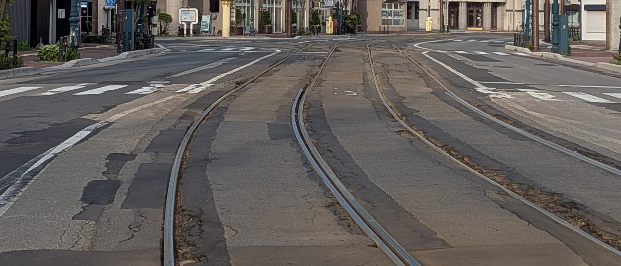 路面電車の軌道が走る函館の街並み